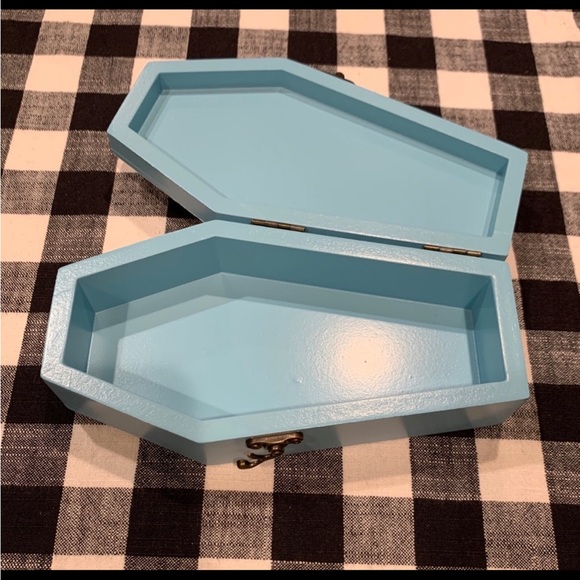 Queen of Halloween Sweet & Spooky Tabletop Coffin - Picture 5 of 8